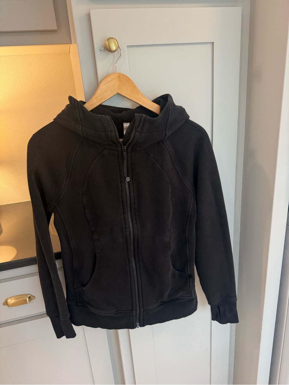 Lululemon Women’s Black size 6 Scuba Zip sweatshirt